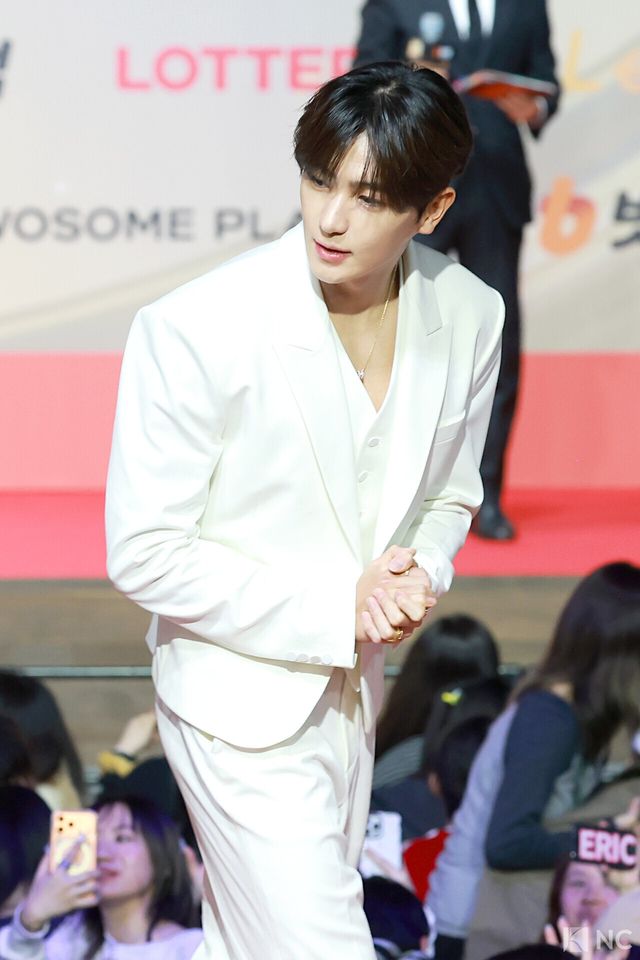 그룹 더보이즈(THE BOYZ) 현재가 25일 인천시 중구 운서동 인스파이어 아레나에서 진행된 ‘2025 SBS&nbsp;가요대전’ 공연에 앞서 레드카펫을 밟고 있다. 사진=김규빈 기자