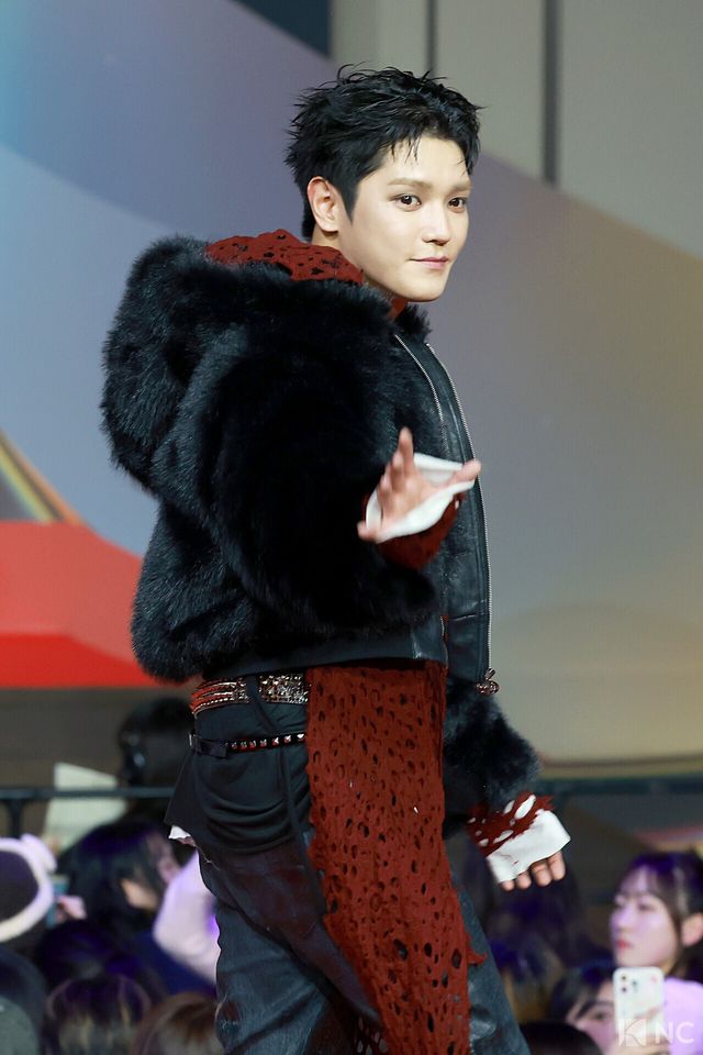 그룹 NCT 127 태용이 25일 인천시 중구 운서동 인스파이어 아레나에서 진행된 ‘2025 SBS&nbsp;가요대전’ 공연에 앞서 레드카펫을 밟고 있다. 사진=김규빈 기자