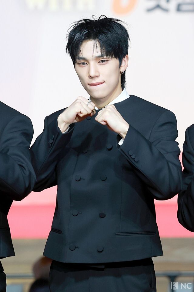 그룹 넥스지(NEXZ) 소건이 25일 인천시 중구 운서동 인스파이어 아레나에서 진행된 ‘2025 SBS&nbsp;가요대전’ 공연에 앞서 레드카펫을 밟고 있다. 사진=김규빈 기자