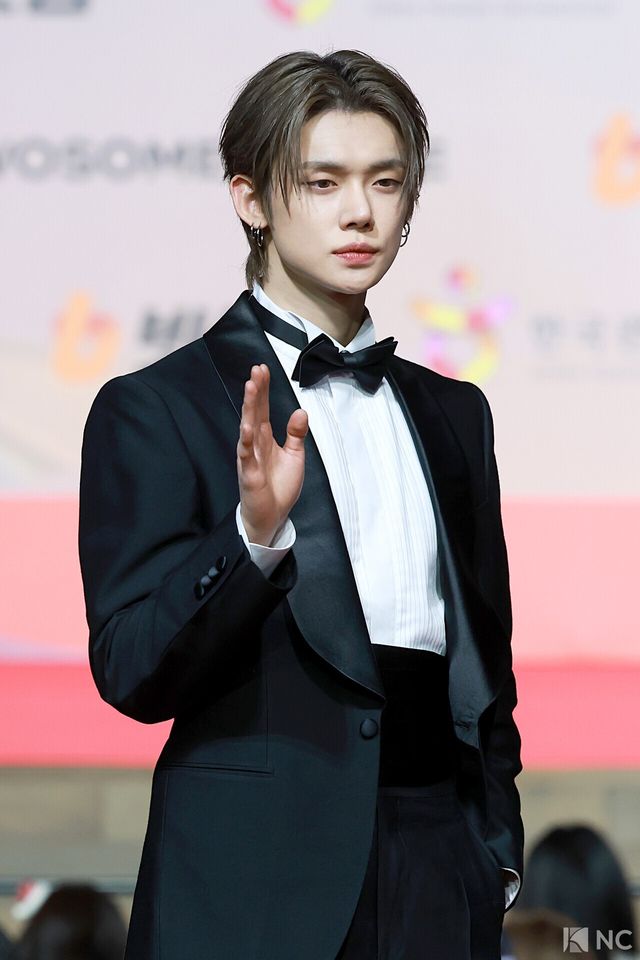 그룹 투모로우바이투게더(TOMORROW X TOGETHER) 연준이 25일 인천시 중구 운서동 인스파이어 아레나에서 진행된 ‘2025 SBS&nbsp;가요대전’ 공연에 앞서 레드카펫을 밟고 있다. 사진=김규빈 기자