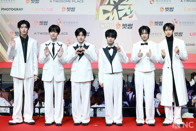 그룹 킥플립(KickFlip)이 25일 인천시 중구 운서동 인스파이어 아레나에서 진행된 ‘2025 SBS&nbsp;가요대전’ 공연에 앞서 레드카펫을 밟고 있다. 사진=김규빈 기자