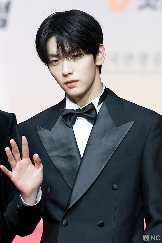 그룹 투모로우바이투게더(TOMORROW X TOGETHER) 수빈이 25일 인천시 중구 운서동 인스파이어 아레나에서 진행된 ‘2025 SBS&nbsp;가요대전’ 공연에 앞서 레드카펫을 밟고 있다. 사진=김규빈 기자