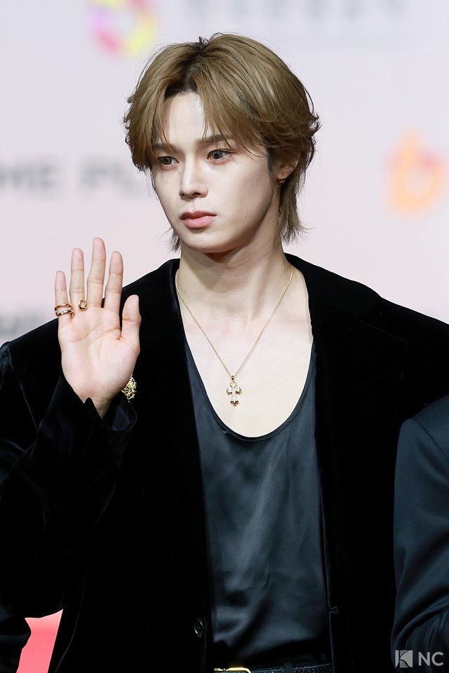 그룹 앤팀(&TEAM) 케이가 25일 인천시 중구 운서동 인스파이어 아레나에서 진행된 ‘2025 SBS&nbsp;가요대전’ 공연에 앞서 레드카펫을 밟고 있다. 사진=김규빈 기자