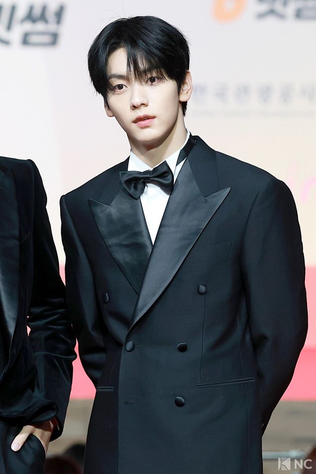 그룹 투모로우바이투게더(TOMORROW X TOGETHER) 수빈이 25일 인천시 중구 운서동 인스파이어 아레나에서 진행된 ‘2025 SBS&nbsp;가요대전’ 공연에 앞서 레드카펫을 밟고 있다. 사진=김규빈 기자