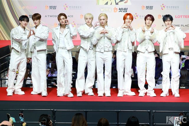 그룹 스트레이키즈(Stray Kids)가 25일 인천시 중구 운서동 인스파이어 아레나에서 진행된 ‘2025 SBS&nbsp;가요대전’ 공연에 앞서 레드카펫을 밟고 있다. 사진=김규빈 기자
