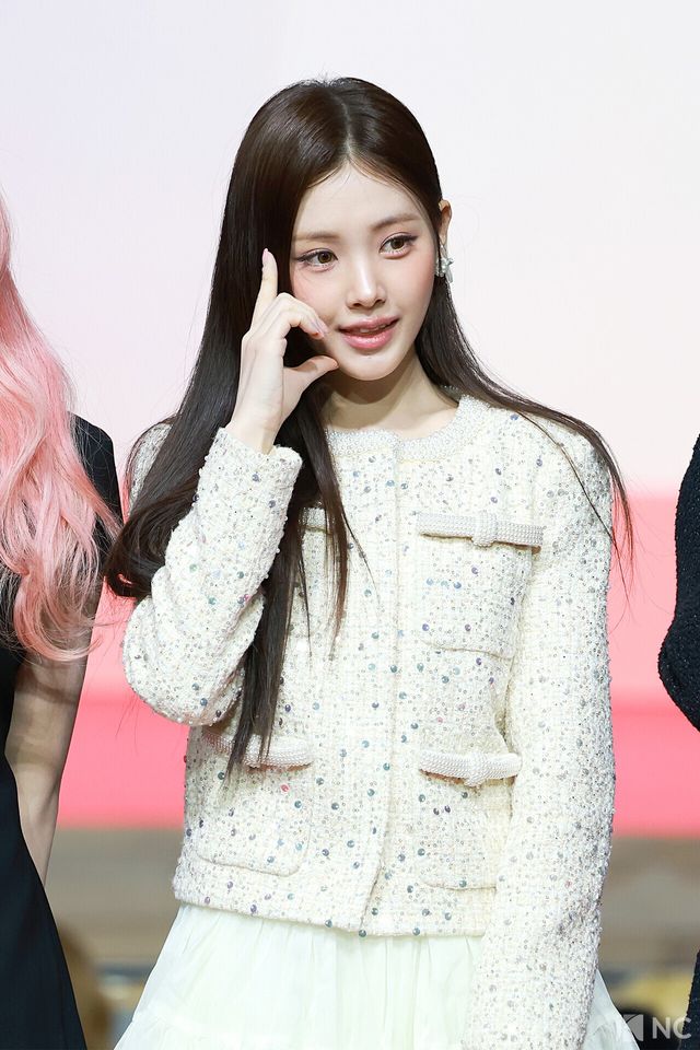 그룹 베이비돈크라이(Baby DONT Cry) 이현이 25일 인천시 중구 운서동 인스파이어 아레나에서 진행된 ‘2025 SBS&nbsp;가요대전’ 공연에 앞서 레드카펫을 밟고 있다. 사진=김규빈 기자