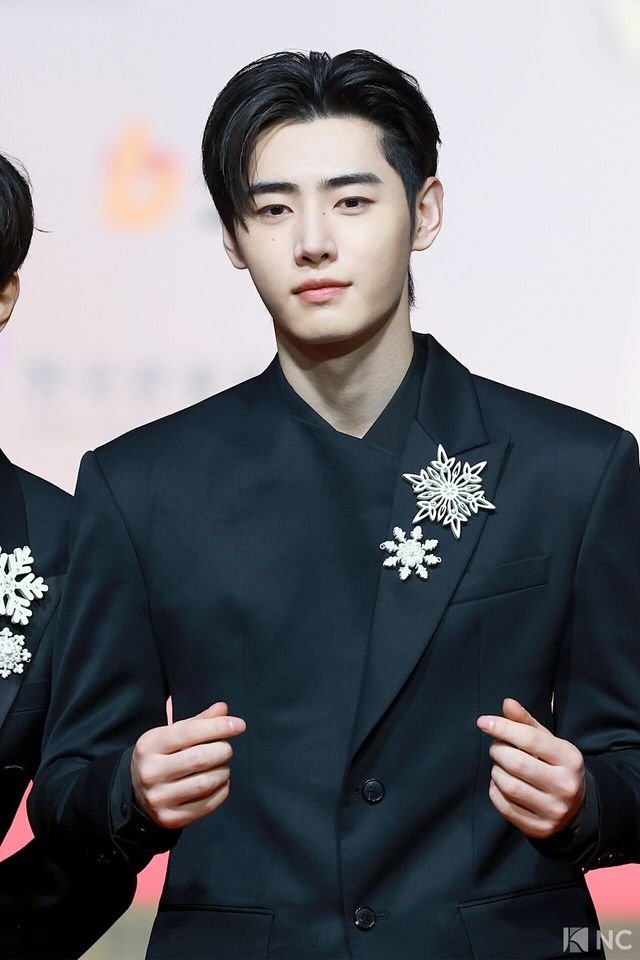 그룹 엔하이픈(ENHYPEN) 성훈이 25일 인천시 중구 운서동 인스파이어 아레나에서 진행된 ‘2025 SBS&nbsp;가요대전’ 공연에 앞서 레드카펫을 밟고 있다. 사진=김규빈 기자