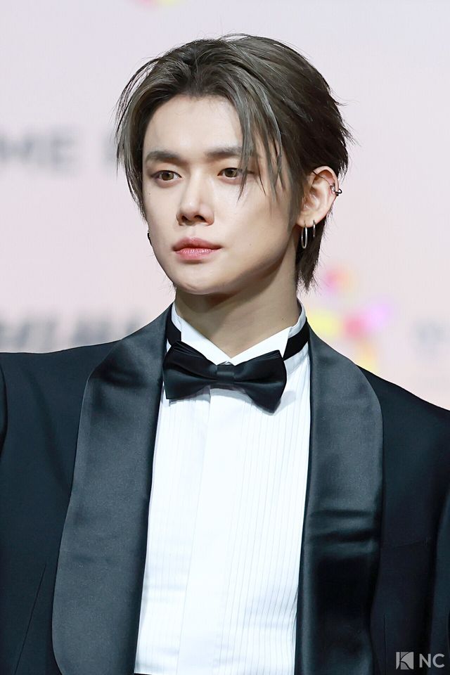 그룹 투모로우바이투게더(TOMORROW X TOGETHER) 연준이 25일 인천시 중구 운서동 인스파이어 아레나에서 진행된 ‘2025 SBS&nbsp;가요대전’ 공연에 앞서 레드카펫을 밟고 있다. 사진=김규빈 기자