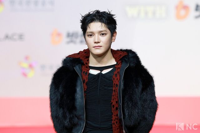 그룹 NCT 127 태용이 25일 인천시 중구 운서동 인스파이어 아레나에서 진행된 ‘2025 SBS&nbsp;가요대전’ 공연에 앞서 레드카펫을 밟고 있다. 사진=김규빈 기자