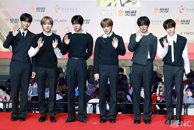 그룹 엔시티 위시(NCT WISH)가 25일 인천시 중구 운서동 인스파이어 아레나에서 진행된 ‘2025 SBS&nbsp;가요대전’ 공연에 앞서 레드카펫을 밟고 있다. 사진=김규빈 기자