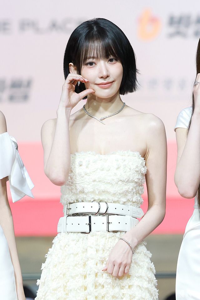 그룹 르세라핌(LE SSERAFIM) 사쿠라가 25일 인천시 중구 운서동 인스파이어 아레나에서 진행된 ‘2025 SBS&nbsp;가요대전’ 공연에 앞서 레드카펫을 밟고 있다. 사진=김규빈 기자