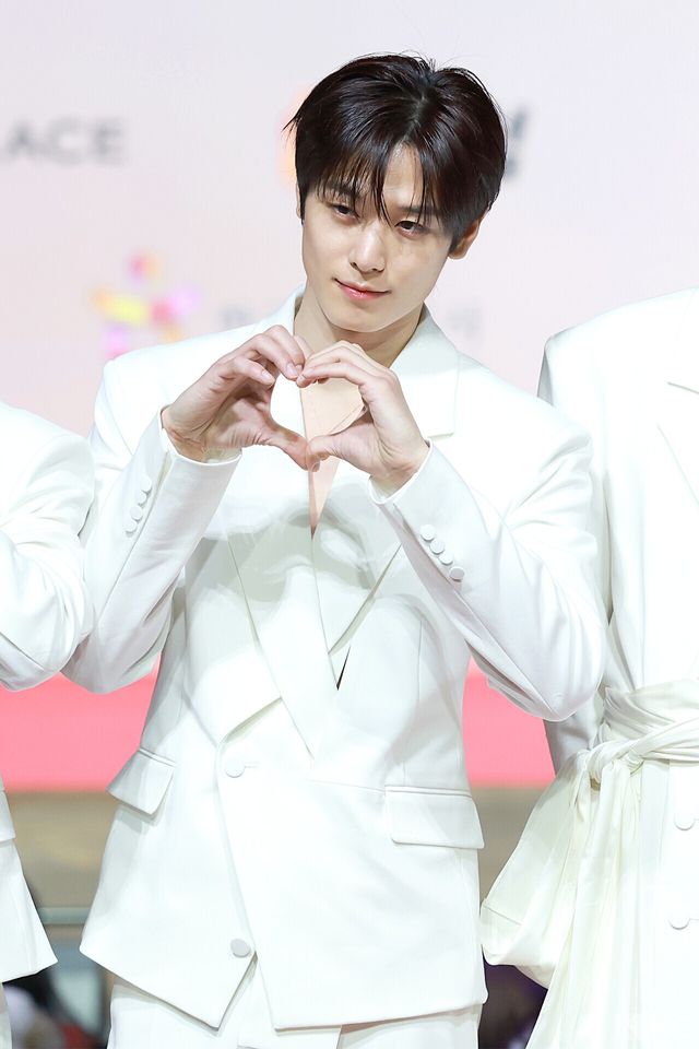 그룹 더보이즈(THE BOYZ) 주연이 25일 인천시 중구 운서동 인스파이어 아레나에서 진행된 ‘2025 SBS&nbsp;가요대전’ 공연에 앞서 레드카펫을 밟고 있다. 사진=김규빈 기자