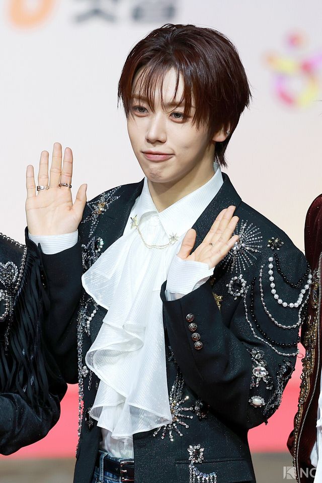 그룹 아홉(AHOF) 차웅기가 25일 인천시 중구 운서동 인스파이어 아레나에서 진행된 ‘2025 SBS&nbsp;가요대전’ 공연에 앞서 레드카펫을 밟고 있다. 사진=김규빈 기자