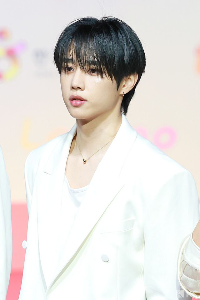 그룹 더보이즈(THE BOYZ) 선우가 25일 인천시 중구 운서동 인스파이어 아레나에서 진행된 ‘2025 SBS&nbsp;가요대전’ 공연에 앞서 레드카펫을 밟고 있다. 사진=김규빈 기자