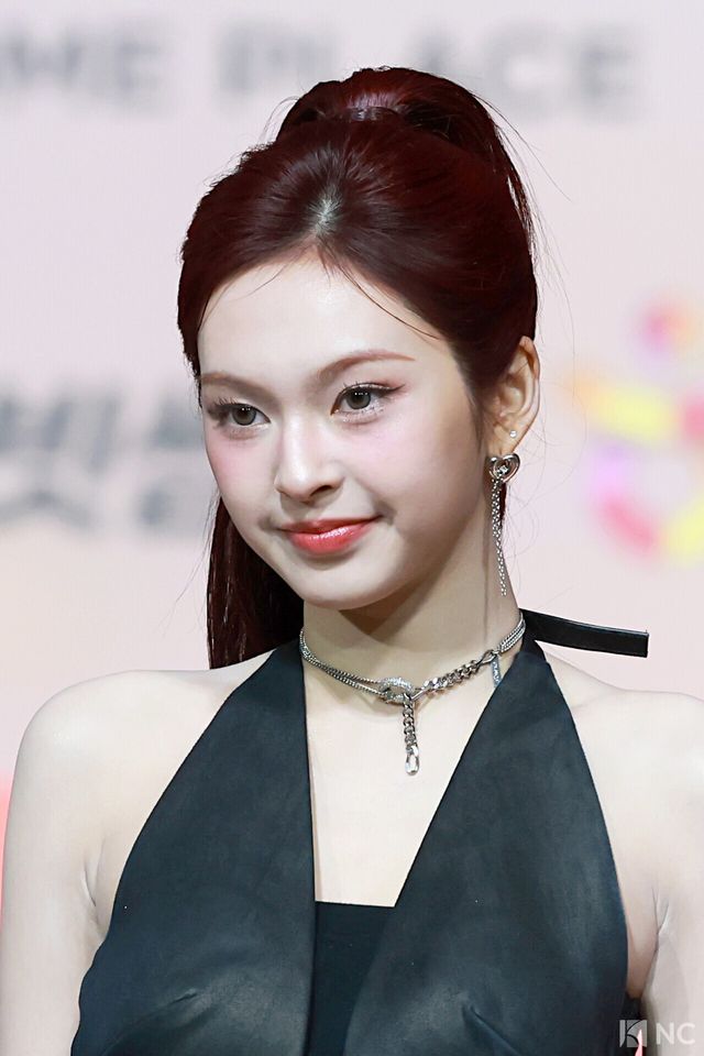 그룹 베이비몬스터(BABY MONSTER) 치키타가 25일 인천시 중구 운서동 인스파이어 아레나에서 진행된 ‘2025 SBS&nbsp;가요대전’ 공연에 앞서 레드카펫을 밟고 있다. 사진=김규빈 기자