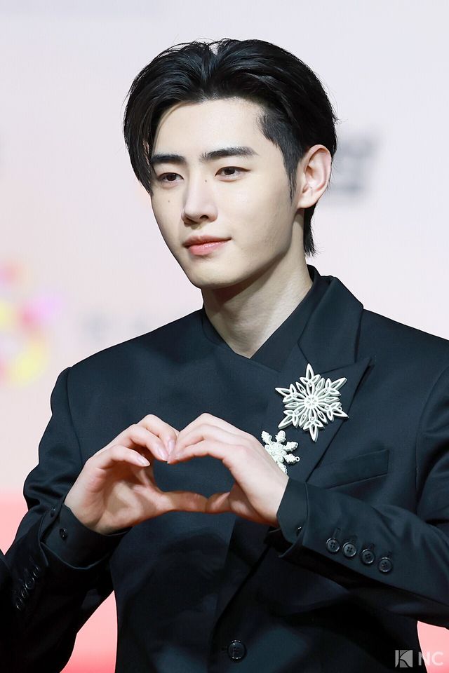 그룹 엔하이픈(ENHYPEN) 성훈이 25일 인천시 중구 운서동 인스파이어 아레나에서 진행된 ‘2025 SBS&nbsp;가요대전’ 공연에 앞서 레드카펫을 밟고 있다. 사진=김규빈 기자