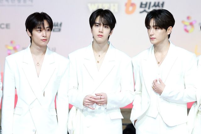 그룹 더보이즈(THE BOYZ) 주연, 영훈, 현재가 25일 인천시 중구 운서동 인스파이어 아레나에서 진행된 ‘2025 SBS&nbsp;가요대전’ 공연에 앞서 레드카펫을 밟고 있다. 사진=김규빈 기자