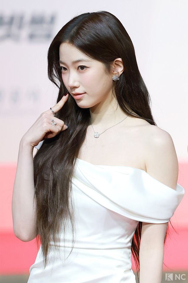 그룹 르세라핌(LE SSERAFIM) 카즈하가 25일 인천시 중구 운서동 인스파이어 아레나에서 진행된 ‘2025 SBS&nbsp;가요대전’ 공연에 앞서 레드카펫을 밟고 있다. 사진=김규빈 기자