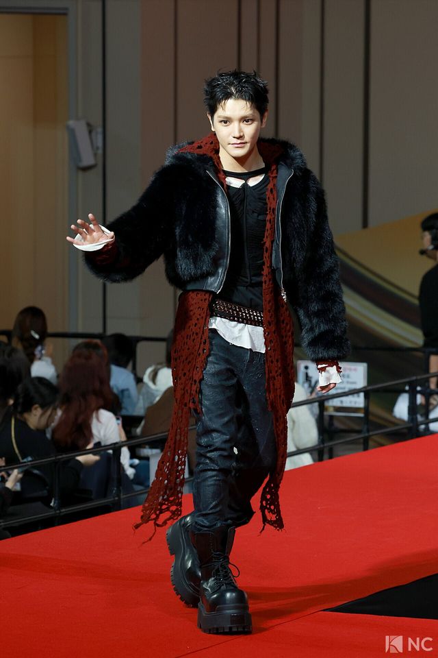 그룹 NCT 127 태용이 25일 인천시 중구 운서동 인스파이어 아레나에서 진행된 ‘2025 SBS&nbsp;가요대전’ 공연에 앞서 레드카펫을 밟고 있다. 사진=김규빈 기자