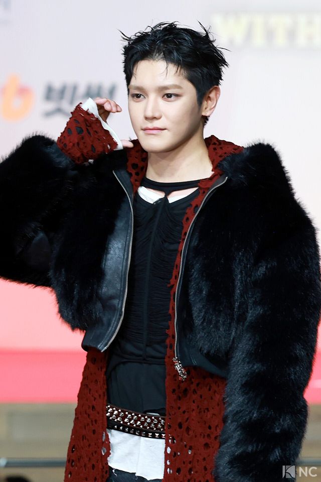 그룹 NCT 127 태용이 25일 인천시 중구 운서동 인스파이어 아레나에서 진행된 ‘2025 SBS&nbsp;가요대전’ 공연에 앞서 레드카펫을 밟고 있다. 사진=김규빈 기자