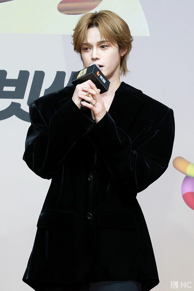 그룹 앤팀(&TEAM) 케이가 25일 인천시 중구 운서동 인스파이어 아레나에서 진행된 ‘2025 SBS&nbsp;가요대전’ 공연에 앞서 레드카펫을 밟고 있다. 사진=김규빈 기자