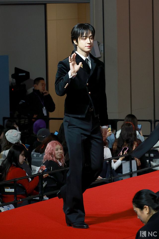 그룹 앤팀(&TEAM) 타키가 25일 인천시 중구 운서동 인스파이어 아레나에서 진행된 ‘2025 SBS&nbsp;가요대전’ 공연에 앞서 레드카펫을 밟고 있다. 사진=김규빈 기자