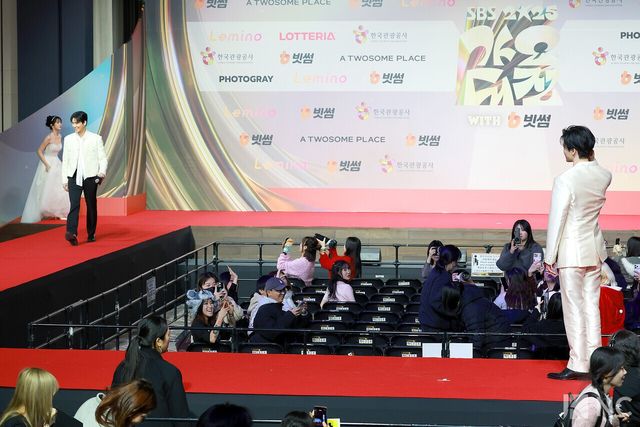 그룹 데이식스(DAY6) 영케이, 아이브(IVE) 안유진, 엔시티 드림(NCT DREAM) 재민이 25일 인천시 중구 운서동 인스파이어 아레나에서 진행된 ‘2025 SBS&nbsp;가요대전’ 공연에 앞서 레드카펫을 밟고 있다. 사진=김규빈 기자