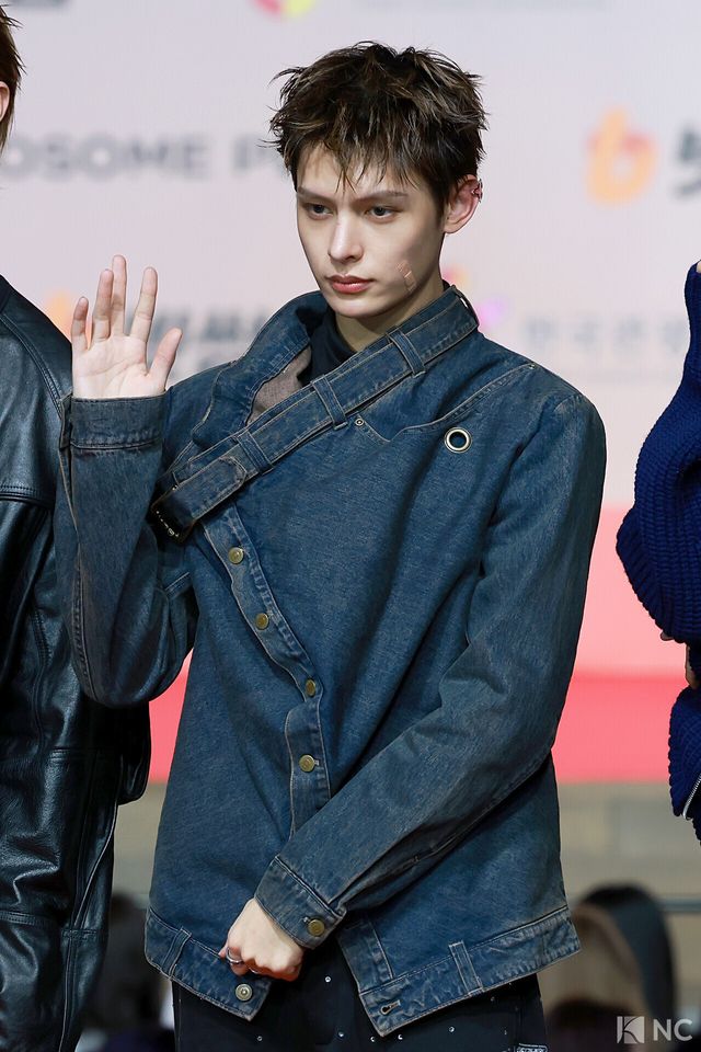 그룹 코르티스(CORTIS) 제임스가 25일 인천시 중구 운서동 인스파이어 아레나에서 진행된 ‘2025 SBS&nbsp;가요대전’ 공연에 앞서 레드카펫을 밟고 있다. 사진=김규빈 기자