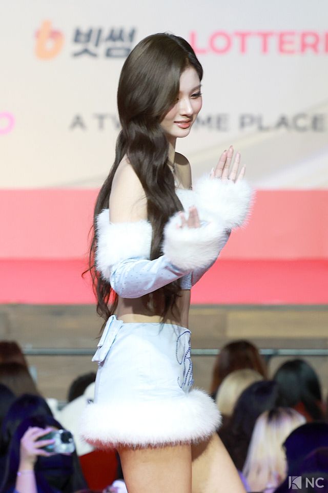 그룹 엔믹스(NMIXX) 설윤이 25일 인천시 중구 운서동 인스파이어 아레나에서 진행된 ‘2025 SBS&nbsp;가요대전’ 공연에 앞서 레드카펫을 밟고 있다. 사진=김규빈 기자