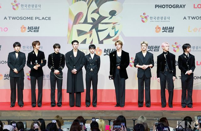 그룹 앤팀(&TEAM)이 25일 인천시 중구 운서동 인스파이어 아레나에서 진행된 ‘2025 SBS&nbsp;가요대전’ 공연에 앞서 레드카펫을 밟고 있다. 사진=김규빈 기자