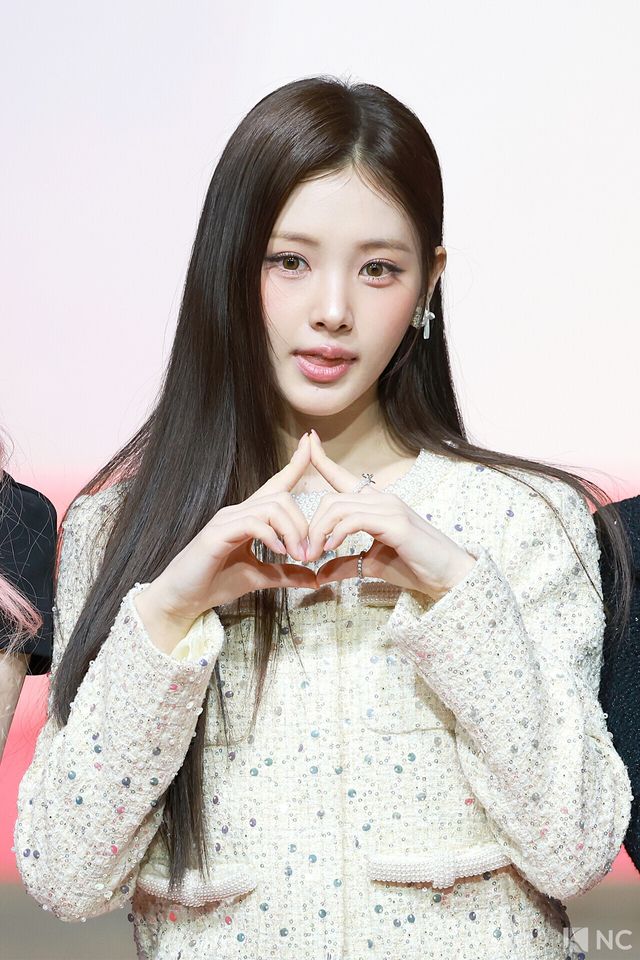 그룹 베이비돈크라이(Baby DONT Cry) 이현이 25일 인천시 중구 운서동 인스파이어 아레나에서 진행된 ‘2025 SBS&nbsp;가요대전’ 공연에 앞서 레드카펫을 밟고 있다. 사진=김규빈 기자