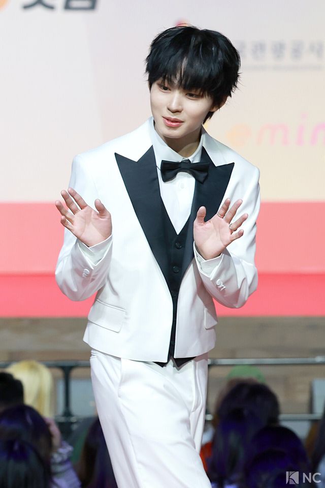 그룹 킥플립(KickFlip) 케이주가 25일 인천시 중구 운서동 인스파이어 아레나에서 진행된 ‘2025 SBS&nbsp;가요대전’ 공연에 앞서 레드카펫을 밟고 있다. 사진=김규빈 기자