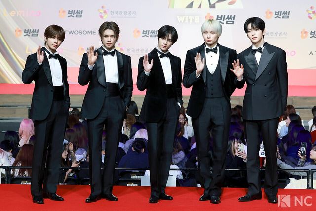 그룹 투모로우바이투게더(TOMORROW X TOGETHER)가&nbsp;25일 인천시 중구 운서동 인스파이어 아레나에서 진행된 ‘2025 SBS&nbsp;가요대전’ 공연에 앞서 레드카펫을 밟고 있다. 사진=김규빈 기자