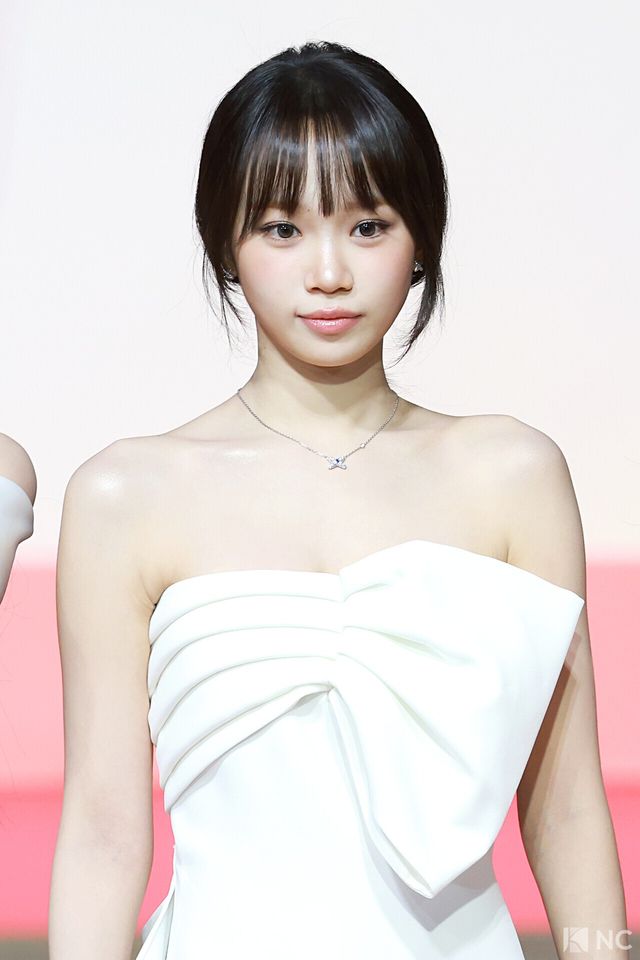 그룹 르세라핌(LE SSERAFIM) 채원이 25일 인천시 중구 운서동 인스파이어 아레나에서 진행된 ‘2025 SBS&nbsp;가요대전’ 공연에 앞서 레드카펫을 밟고 있다. 사진=김규빈 기자