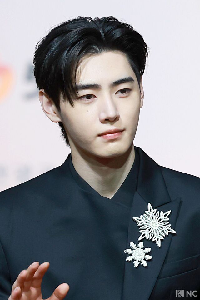 그룹 엔하이픈(ENHYPEN) 성훈이 25일 인천시 중구 운서동 인스파이어 아레나에서 진행된 ‘2025 SBS&nbsp;가요대전’ 공연에 앞서 레드카펫을 밟고 있다. 사진=김규빈 기자