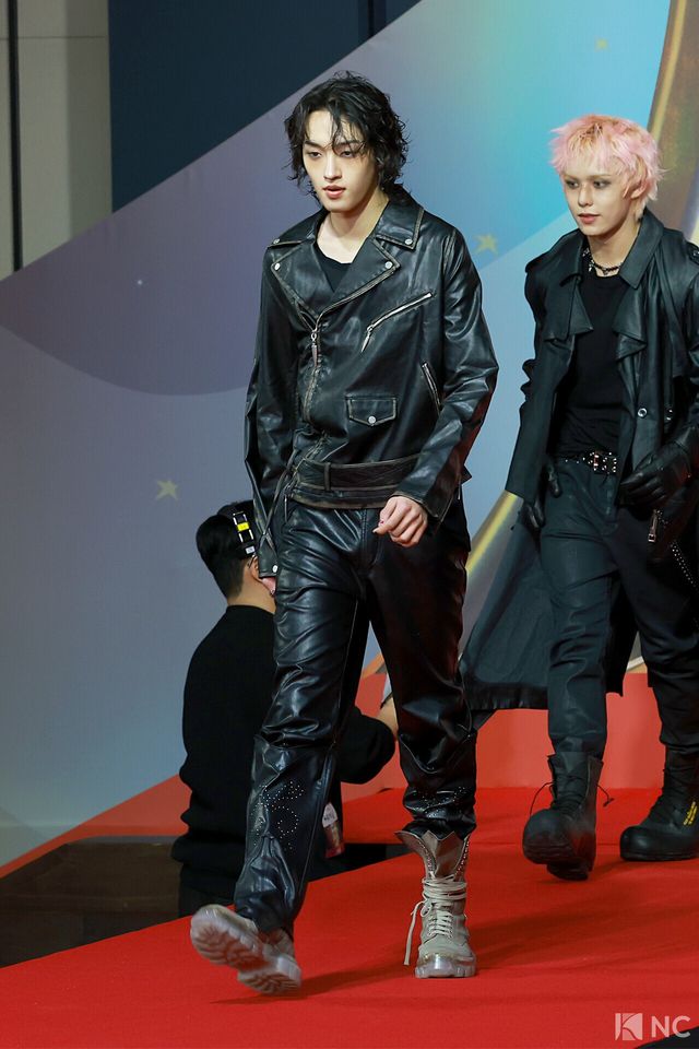 그룹 에이엠피(AxMxP) 김신이 25일 인천시 중구 운서동 인스파이어 아레나에서 진행된 ‘2025 SBS&nbsp;가요대전’ 공연에 앞서 레드카펫을 밟고 있다. 사진=김규빈 기자