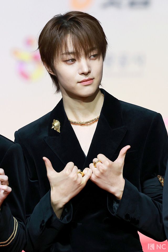 그룹 앤팀(&TEAM) 의주가 25일 인천시 중구 운서동 인스파이어 아레나에서 진행된 ‘2025 SBS&nbsp;가요대전’ 공연에 앞서 레드카펫을 밟고 있다. 사진=김규빈 기자