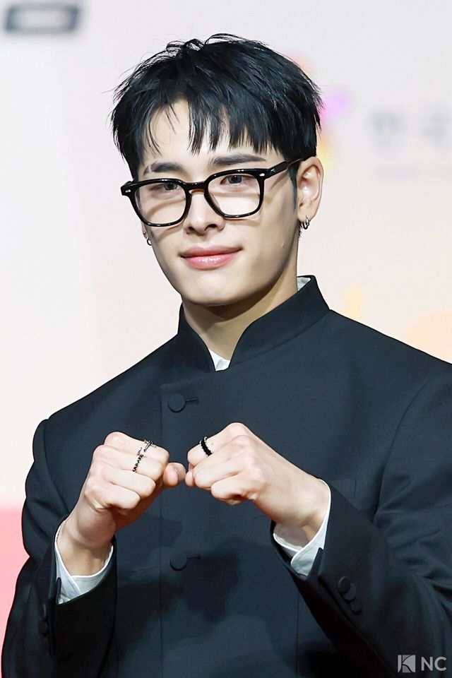 그룹 넥스지(NEXZ) 하루가 25일 인천시 중구 운서동 인스파이어 아레나에서 진행된 ‘2025 SBS&nbsp;가요대전’ 공연에 앞서 레드카펫을 밟고 있다. 사진=김규빈 기자