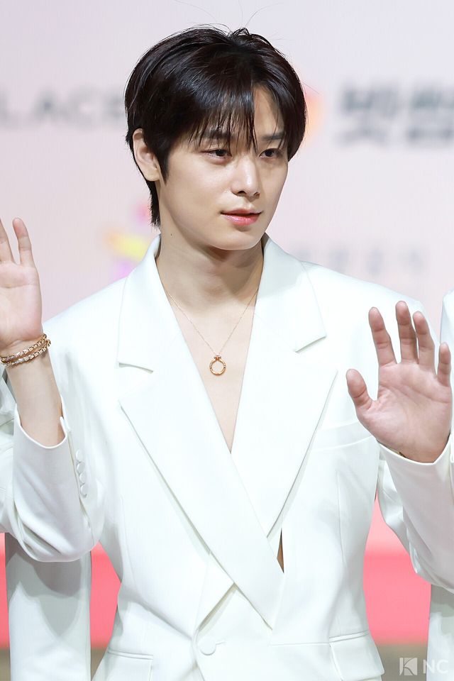 그룹 더보이즈(THE BOYZ) 주연이 25일 인천시 중구 운서동 인스파이어 아레나에서 진행된 ‘2025 SBS&nbsp;가요대전’ 공연에 앞서 레드카펫을 밟고 있다. 사진=김규빈 기자