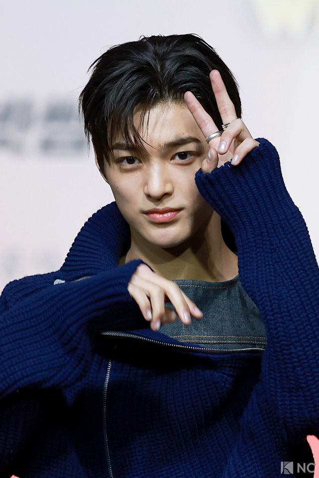 그룹 코르티스(CORTIS) 건호가 25일 인천시 중구 운서동 인스파이어 아레나에서 진행된 ‘2025 SBS&nbsp;가요대전’ 공연에 앞서 레드카펫을 밟고 있다. 사진=김규빈 기자