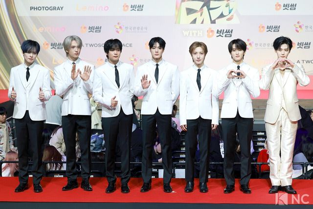 그룹 엔시티 드림(NCT DREAM)이 25일 인천시 중구 운서동 인스파이어 아레나에서 진행된 ‘2025 SBS&nbsp;가요대전’ 공연에 앞서 레드카펫을 밟고 있다. 사진=김규빈 기자