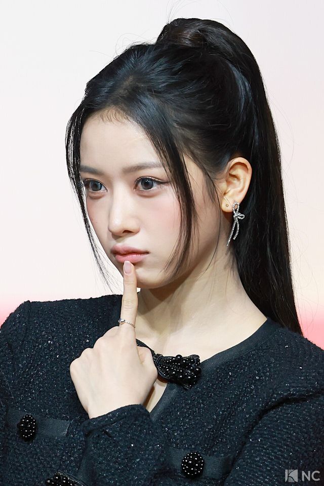 그룹 베이비돈크라이(Baby DONT Cry) 쿠미가 25일 인천시 중구 운서동 인스파이어 아레나에서 진행된 ‘2025 SBS&nbsp;가요대전’ 공연에 앞서 레드카펫을 밟고 있다. 사진=김규빈 기자