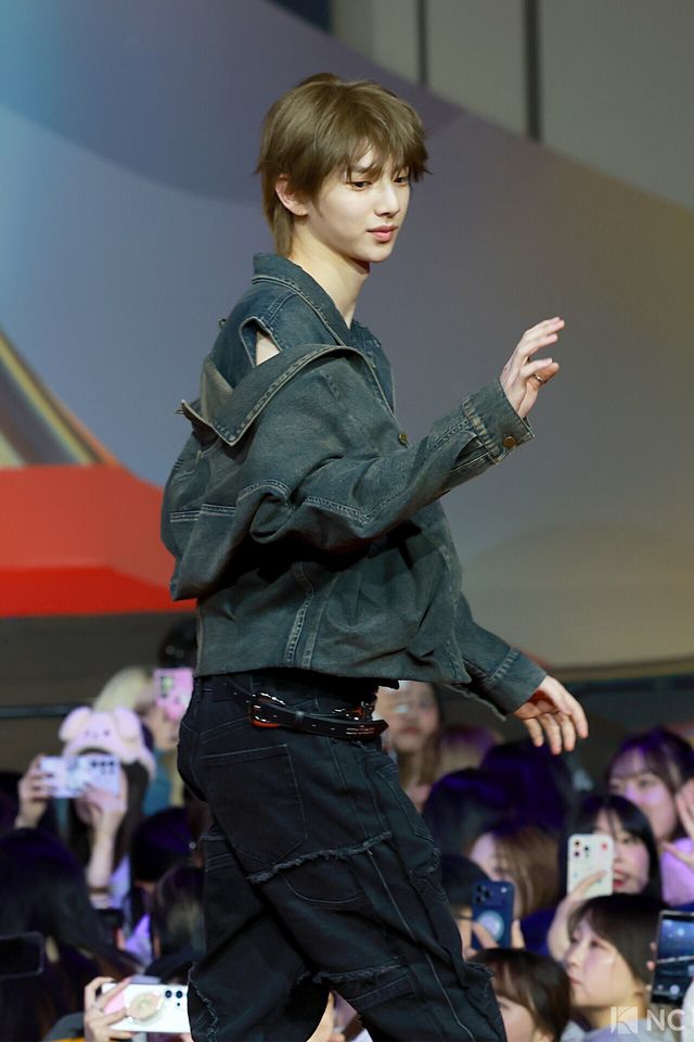 그룹 코르티스(CORTIS) 주훈이 25일 인천시 중구 운서동 인스파이어 아레나에서 진행된 ‘2025 SBS&nbsp;가요대전’ 공연에 앞서 레드카펫을 밟고 있다. 사진=김규빈 기자