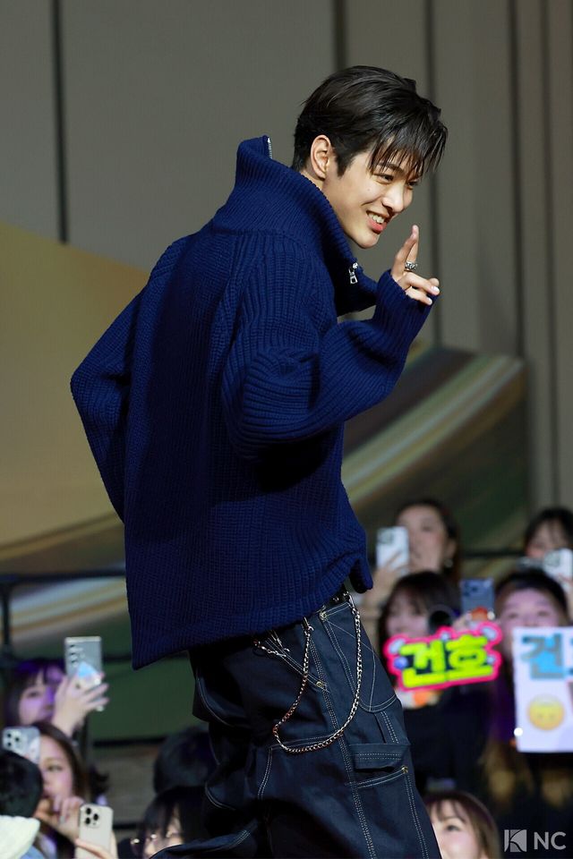 그룹 코르티스(CORTIS) 건호가 25일 인천시 중구 운서동 인스파이어 아레나에서 진행된 ‘2025 SBS&nbsp;가요대전’ 공연에 앞서 레드카펫을 밟고 있다. 사진=김규빈 기자