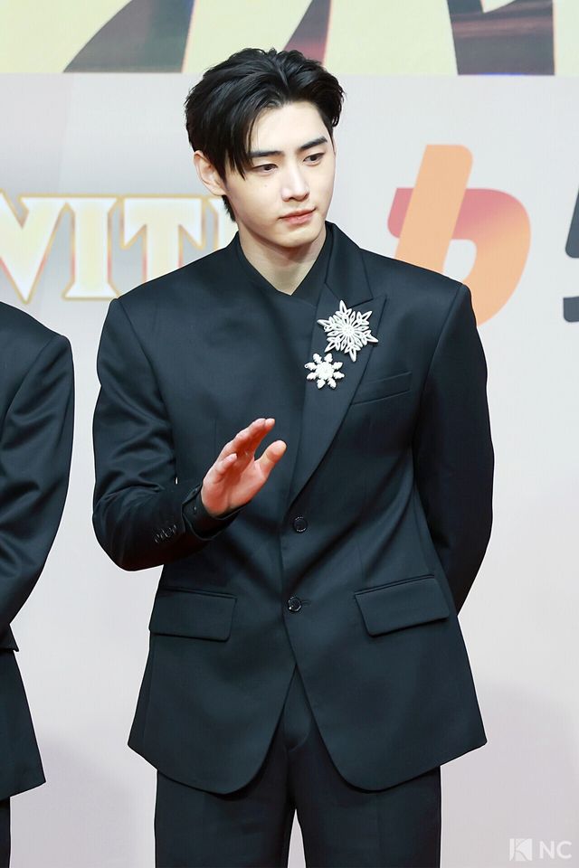 그룹 엔하이픈(ENHYPEN) 성훈이 25일 인천시 중구 운서동 인스파이어 아레나에서 진행된 ‘2025 SBS&nbsp;가요대전’ 공연에 앞서 레드카펫을 밟고 있다. 사진=김규빈 기자