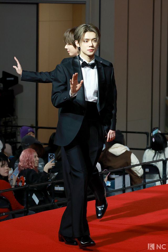 그룹 투모로우바이투게더(TOMORROW X TOGETHER) 연준이 25일 인천시 중구 운서동 인스파이어 아레나에서 진행된 ‘2025 SBS&nbsp;가요대전’ 공연에 앞서 레드카펫을 밟고 있다. 사진=김규빈 기자