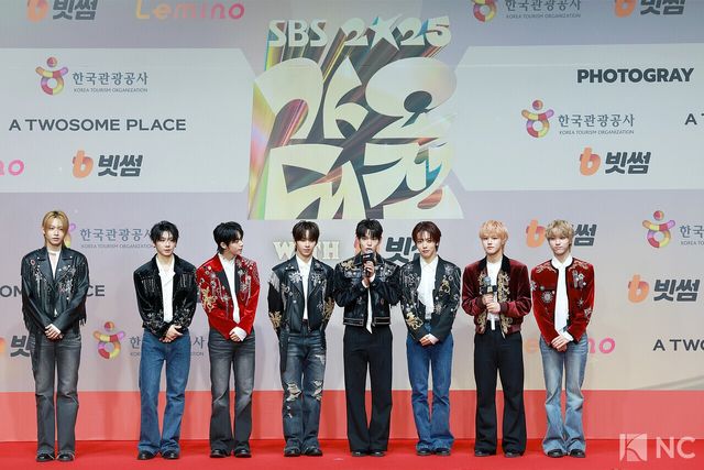 그룹 아홉(AHOF)이 25일 인천시 중구 운서동 인스파이어 아레나에서 진행된 ‘2025 SBS&nbsp;가요대전’ 공연에 앞서 레드카펫을 밟고 있다. 올해 ‘SBS 가요대전’은 ‘골든 루프(Golden Loop)’를 주제로, 찬란하게 빛난 2025년 K-POP의 여정을 돌아보며 다가올 내일에도 무한히 확장하고 더욱 밝게 빛날 여정을 이어간다는 의미를 담아 펼쳐질 예정이다.