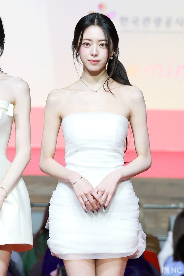 그룹 있지(ITZY) 유나가 25일 인천시 중구 운서동 인스파이어 아레나에서 진행된 ‘2025 SBS&nbsp;가요대전’ 공연에 앞서 레드카펫을 밟고 있다. 사진=김규빈 기자