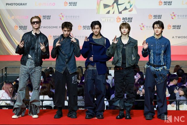 그룹 코르티스(CORTIS)가 25일 인천시 중구 운서동 인스파이어 아레나에서 진행된 ‘2025 SBS&nbsp;가요대전’ 공연에 앞서 레드카펫을 밟고 있다. 사진=김규빈 기자