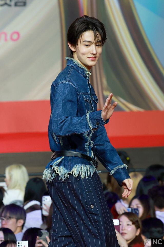 그룹 코르티스(CORTIS) 성현이 25일 인천시 중구 운서동 인스파이어 아레나에서 진행된 ‘2025 SBS&nbsp;가요대전’ 공연에 앞서 레드카펫을 밟고 있다. 사진=김규빈 기자